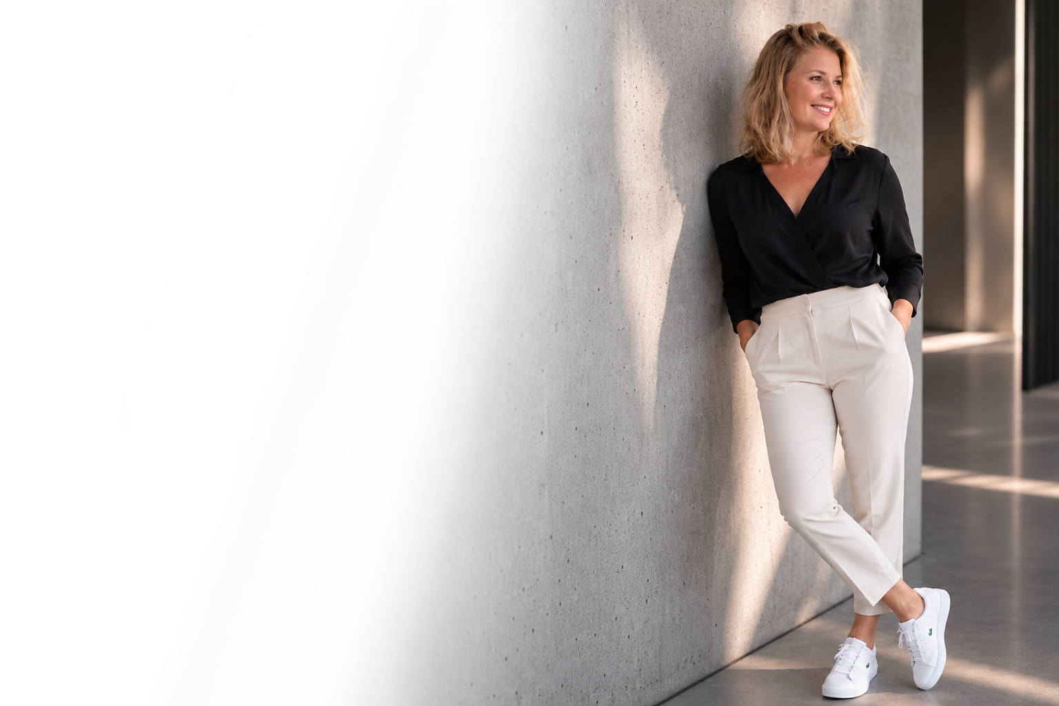 Julia Gierzinger, an eine Betonwand gelehnt