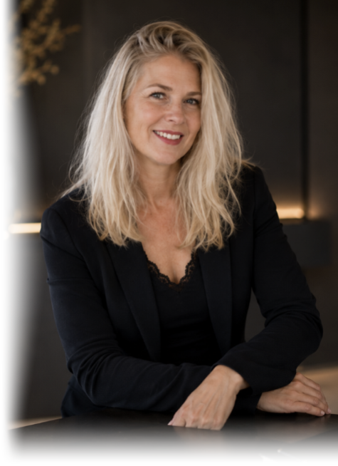 Julia Gierzinger am Schreibtisch