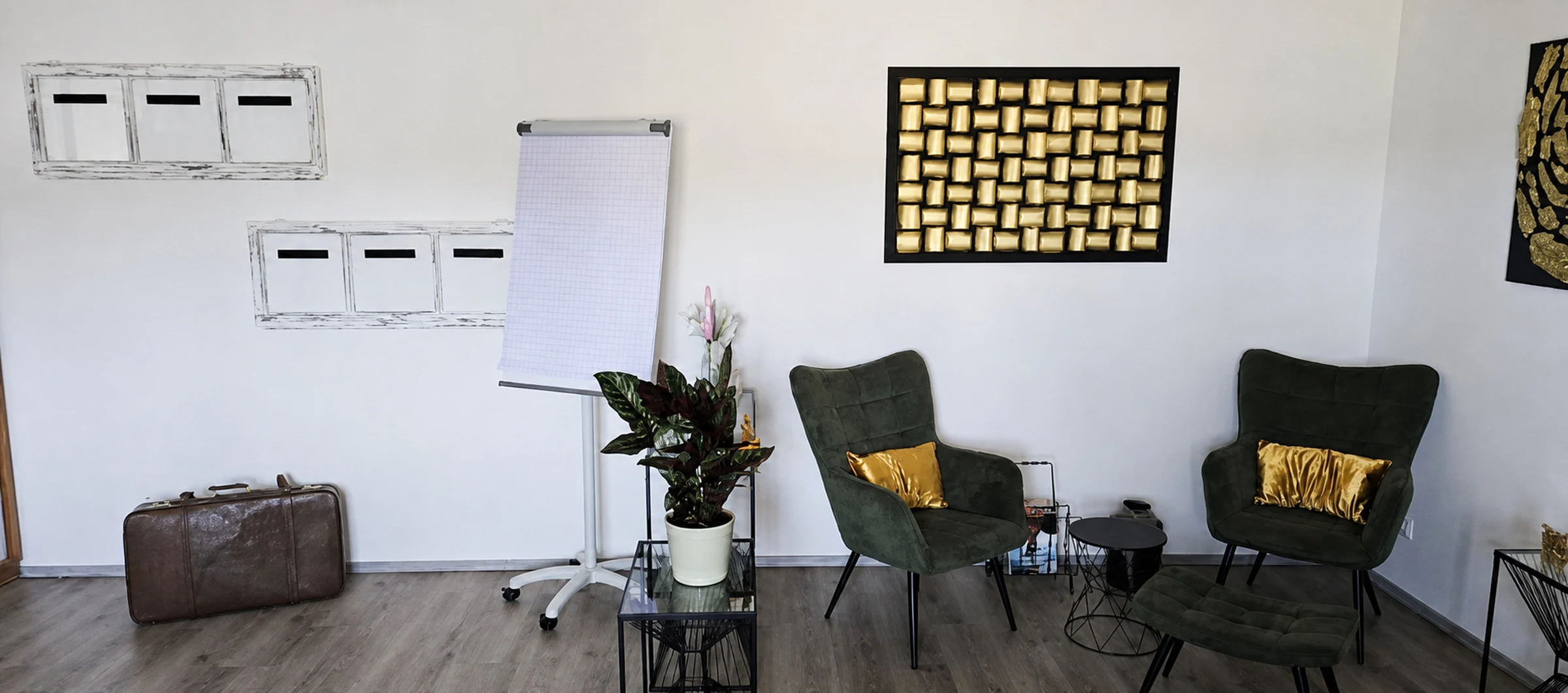 Heller Büroraum als Motiv für Wissen und Impulse